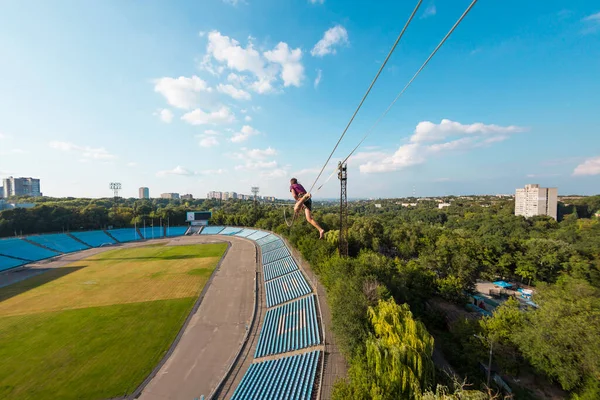 Highliner Est Assis Sur Une Ligne Dessus Stade Homme Marche — Photo