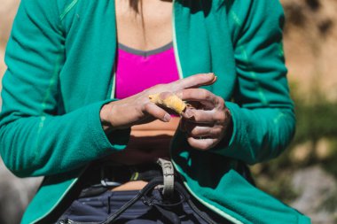 Kaya tırmanışçısı parmaklarını yara bandıyla bandajlar, el koruması, sarı koruma bandı, tırmanma rotasını aşmaya hazırlanan kadın eli, yakın çekim..