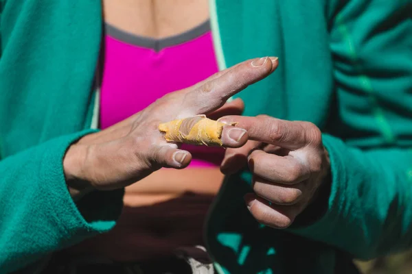Скалолаз Перевязывает Пальцы Пластырем Защита Рук Повреждений Желтая Защитная Лента — стоковое фото