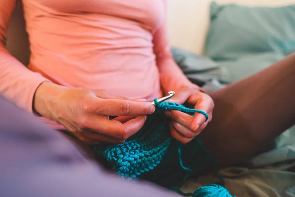 Frau Häkelt Bett Sitzend Handarbeit Während Quarantäne Das Mädchen Strickt — Stockfoto