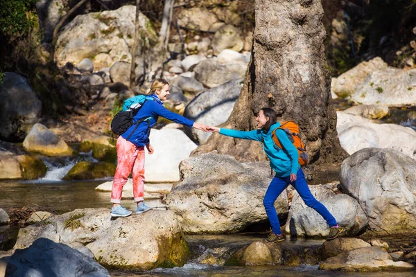 Μια Γυναίκα Βοηθάει Τον Φίλο Της Διασχίσει Ένα Ποτάμι Βοηθάω — Φωτογραφία Αρχείου
