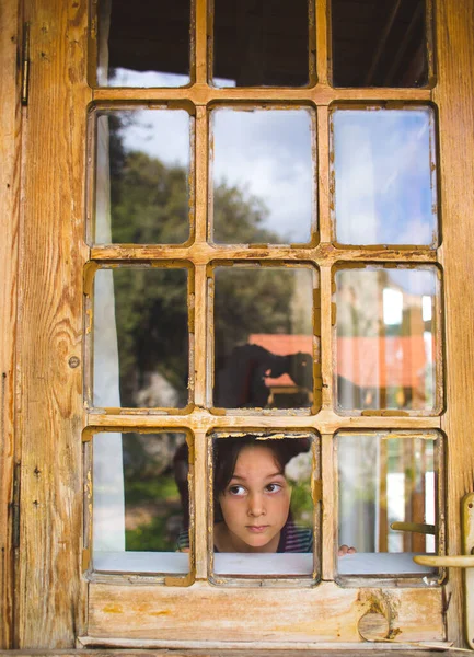 Любопытный Мальчик Смотрит Окно Портрет Мальчика Наблюдение Через Окно Эмоции — стоковое фото