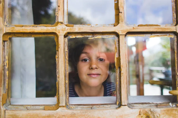 Любопытный Мальчик Смотрит Окно Портрет Мальчика Наблюдение Через Окно Эмоции — стоковое фото