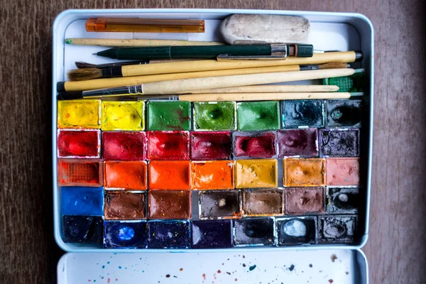 그림을 색깔의 페인트 팔레트 미술가를 — 스톡 사진