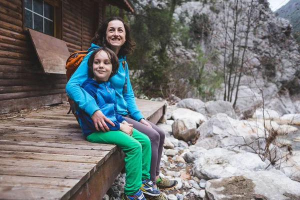 Annesiyle Birlikte Dağ Nehrinin Yanındaki Verandada Oturan Bir Çocuk Sırt — Stok fotoğraf