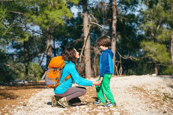Egy Gyerek Megöleli Anyát Parkban Egy Hátizsákos Sétál Fiával Erdőben — Stock Fotó