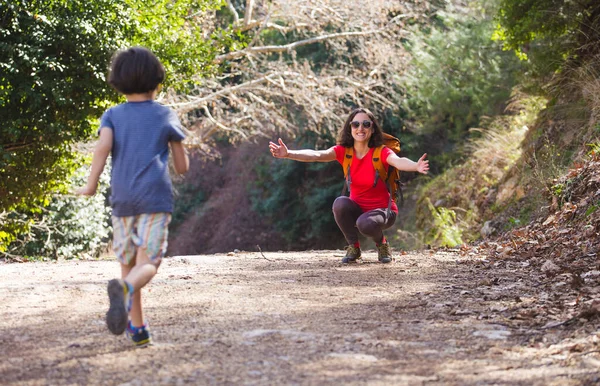 Çocuk Annesine Koşuyor Çocuk Ormanda Annesiyle Birlikte Yürür Bir Kadın — Stok fotoğraf
