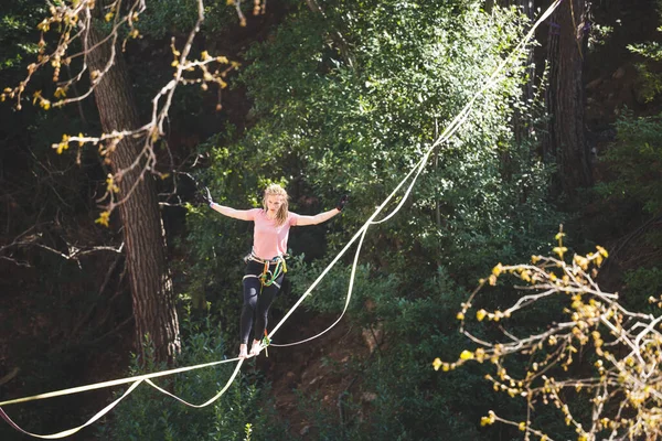 Uma Mulher Está Andando Longo Uma Funda Esticada Destaque Floresta — Fotografia de Stock