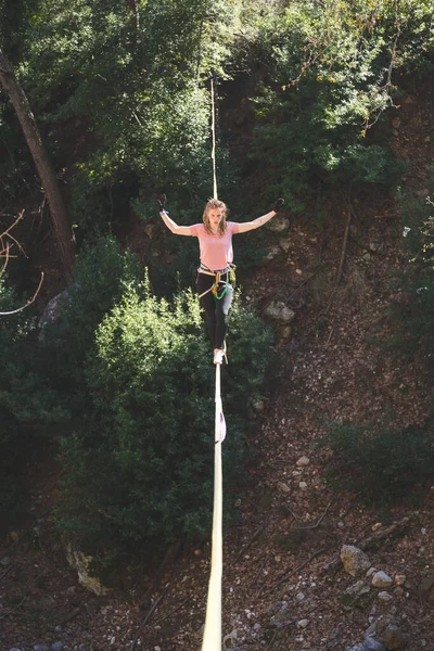 Een Vrouw Loopt Langs Een Gespannen Strop Highline Bergen Vrouw — Stockfoto