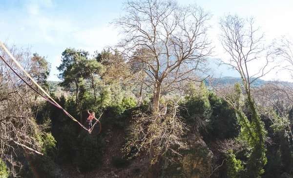 Woman Walking Stretched Sling Highline Mountains Woman Catches Balance Performance — Stock Photo, Image