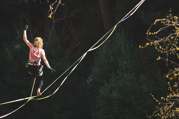 Žena Kráčí Napnutém Praku Highline Horách Žena Zachytí Rovnováhu Představení — Stock fotografie