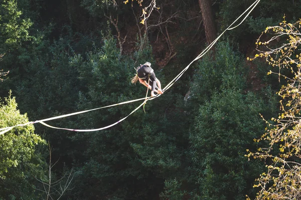 Lány Esik Kifeszített Parittya Highline Hegyekben Elvesztette Egyensúlyát Beszéd Kötélen — Stock Fotó