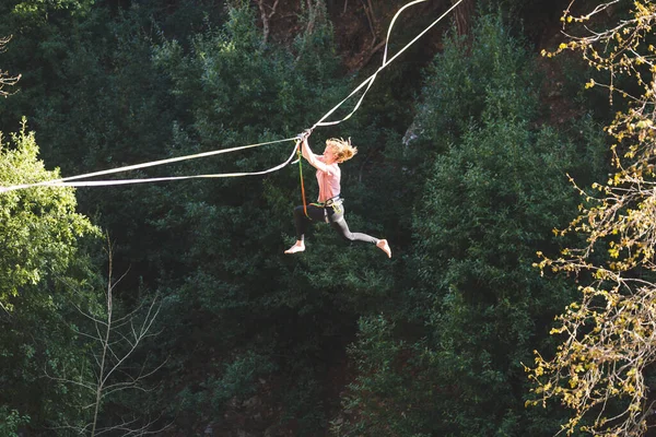 Chica Cae Cabestrillo Estirado Highline Las Montañas Mujer Perdió Equilibrio —  Fotos de Stock