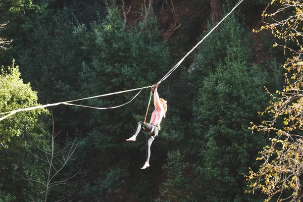 Chica Cae Cabestrillo Estirado Highline Las Montañas Mujer Perdió Equilibrio —  Fotos de Stock