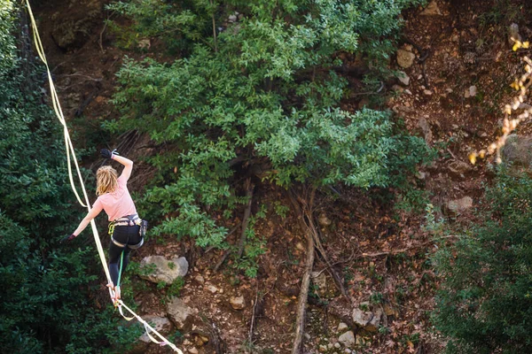 Une Femme Marche Long Une Fronde Tendue Sur Une Forêt — Photo