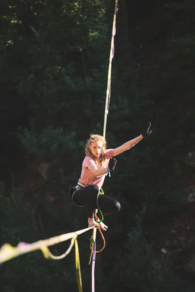 Eine Frau Sitzt Auf Einer Highline Highliner Auf Einem Gestreckten — Stockfoto