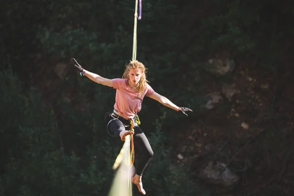 Una Mujer Está Sentada Highline Highliner Cabestrillo Estirado Muchacha Hace —  Fotos de Stock