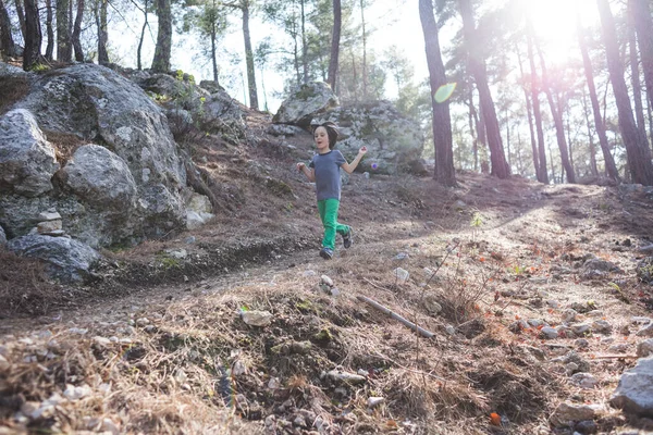 Egy Fiú Fut Hegyi Ösvényen Egy Gyerek Sétál Erdőben Aktív — Stock Fotó