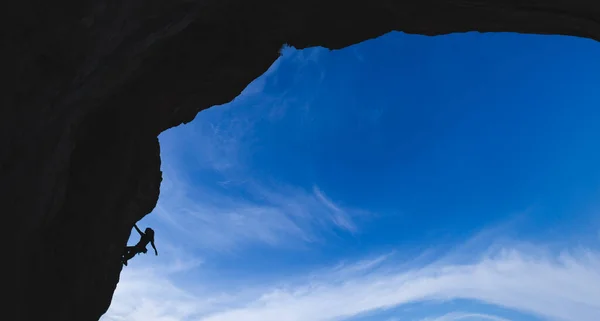 Silhouette Eines Bergsteigers Der Einen Bogenförmigen Felsen Besteigt Eine Frau — Stockfoto