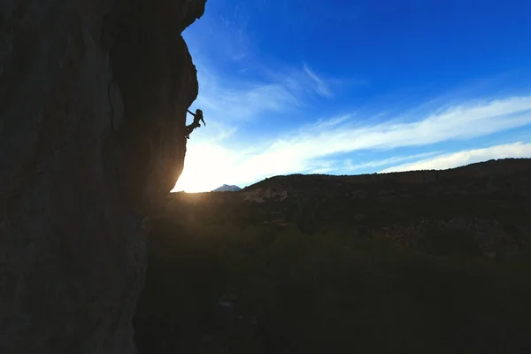 Silhouette Eines Bergsteigers Der Einen Bogenförmigen Felsen Besteigt Eine Frau — Stockfoto
