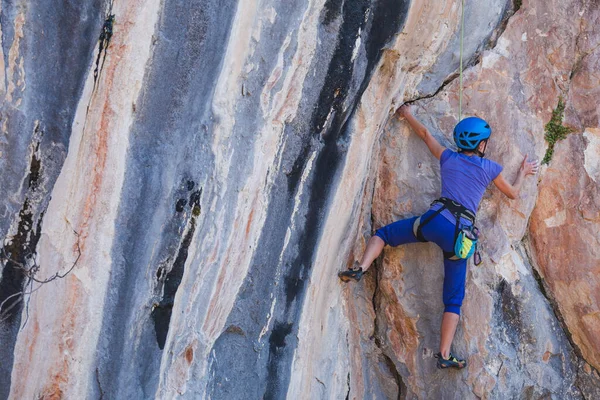Eine Frau Mit Helm Erklimmt Einen Schönen Blauen Felsen Kletterschutzausrüstung — Stockfoto