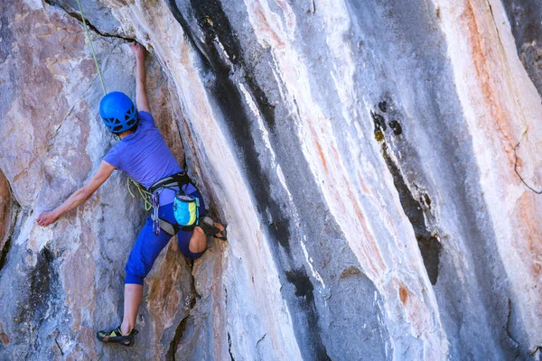 Uma Mulher Capacete Sobe Uma Linda Rocha Azul Escalada Equipamentos — Fotografia de Stock