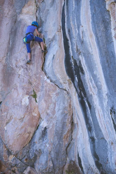 Woman Helmet Climbs Beautiful Blue Rock Climbing Protective Equipment Safety — Stock Photo, Image