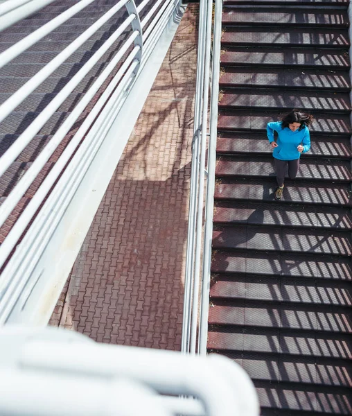 Женщина Бежит Вверх Лестнице Провожу Тренировки Городе Бег Достичь Цели — стоковое фото