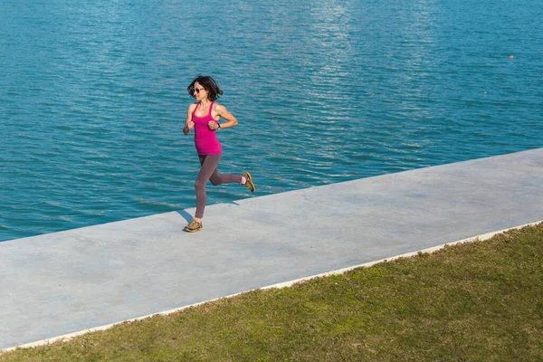 Una Donna Corre Lungo Passeggiata Lungo Fiume Ragazza Sta Allenando — Foto Stock