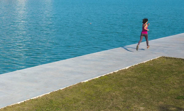 Una Donna Corre Lungo Passeggiata Lungo Fiume Ragazza Sta Allenando — Foto Stock