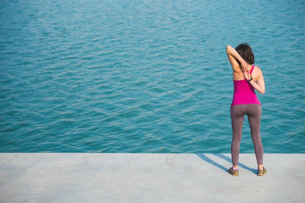 Donna Che Scalda Prima Correre Ragazza Distesa Sul Lungomare Della — Foto Stock