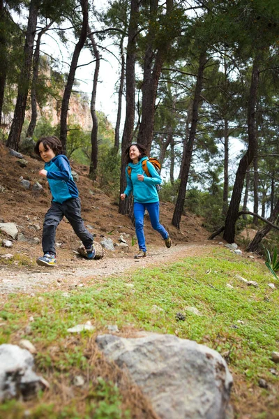 Una Mujer Corre Con Niño Camino Forestal Niño Huye Mamá — Foto de Stock