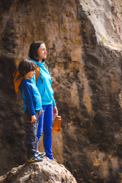 Uma Mulher Está Viajar Com Uma Criança Mãe Com Filho — Fotografia de Stock