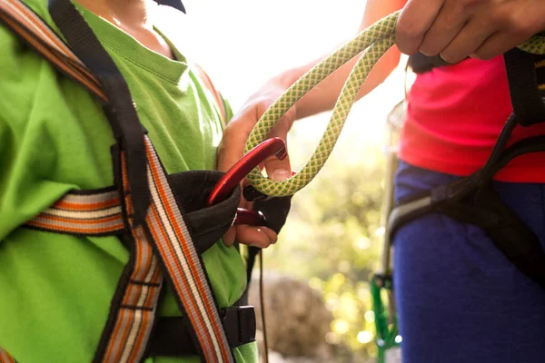 Instrutor Ensina Criança Usar Equipamentos Escalada Menino Está Preparando Para — Fotografia de Stock