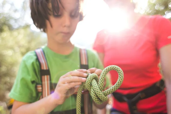 Ein Kind Lernt Den Sicherheitsknoten Aus Dem Seil Stricken Kletterseil — Stockfoto