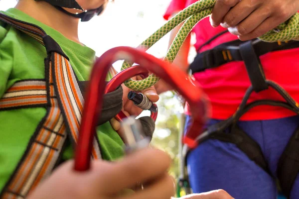 Instruktor Uczy Dziecko Używać Sprzętu Wspinaczkowego Chłopak Przygotowuje Się Wspinaczki — Zdjęcie stockowe