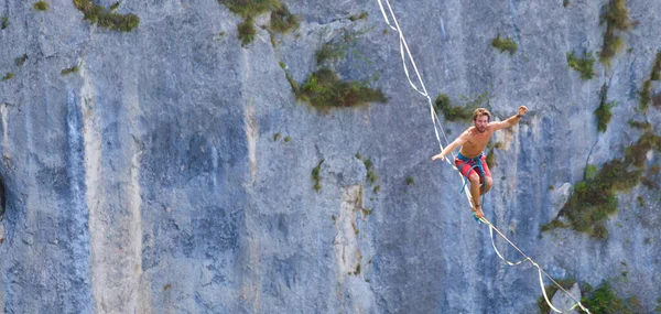 Ein Mann Läuft Einer Gestreckten Schlinge Entlang Highline Den Bergen — Stockfoto