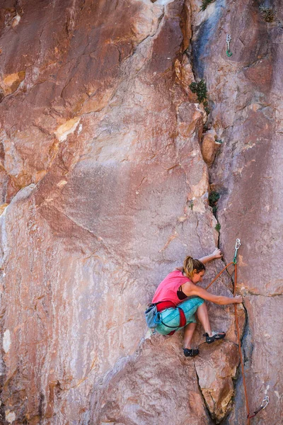 Ein Mädchen Klettert Auf Einen Felsen Der Sportler Trainiert Der — Stockfoto