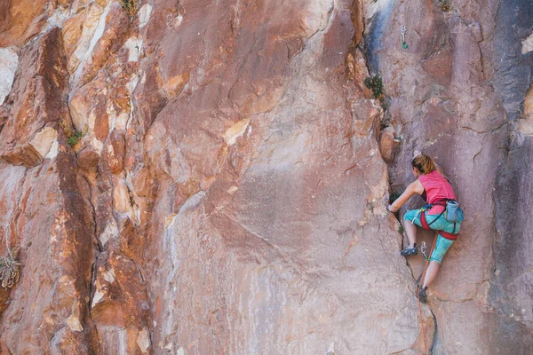 Girl Climbs Rock Athlete Trains Nature Woman Overcomes Difficult Climbing — Stock Photo, Image