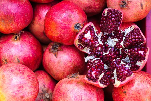 Ripe Juicy Pomegranates Counter Turkish Market Open Pomegranate Fruit Red — Stock Photo, Image