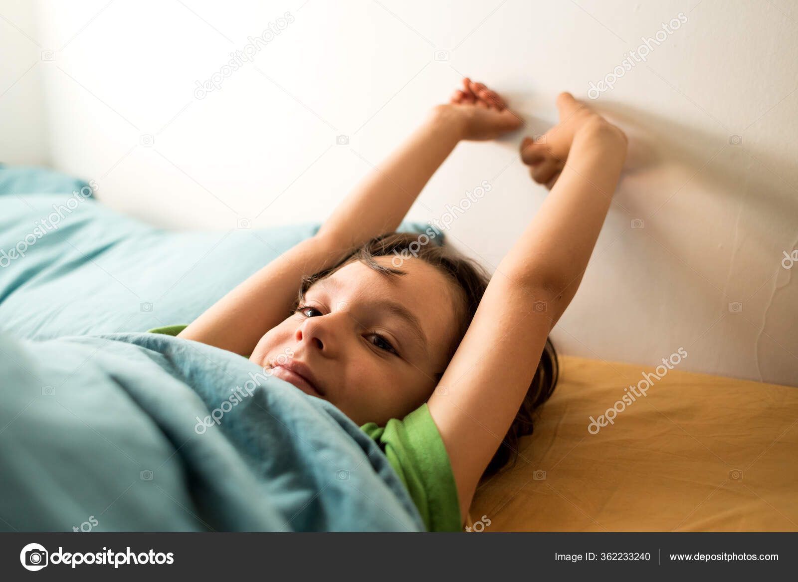 Lille Dreng Strækker Sig Efter Søvn Mens Han Ligger Sengen — Stockfoto ©  zhukovvvlad #362233240, image size:1600x1167