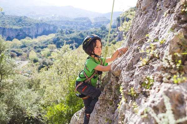 Niño Está Escalando Terreno Natural Niño Sube Una Roca Sobre — Foto de Stock