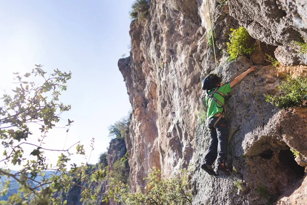 Niño Está Escalando Terreno Natural Niño Con Casco Sube Una — Foto de Stock