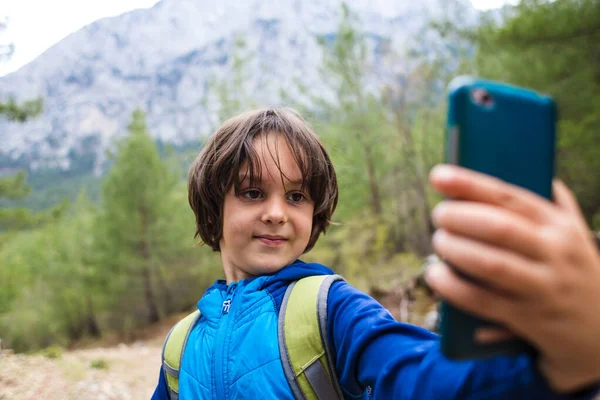 Pojke Med Ryggsäck Gör Selfie Smartphone Bakgrund Vackra Berg Barn — Stockfoto