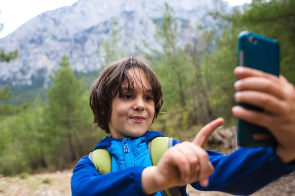 Ein Junge Mit Einem Rucksack Macht Selfie Auf Einem Smartphone — Stockfoto