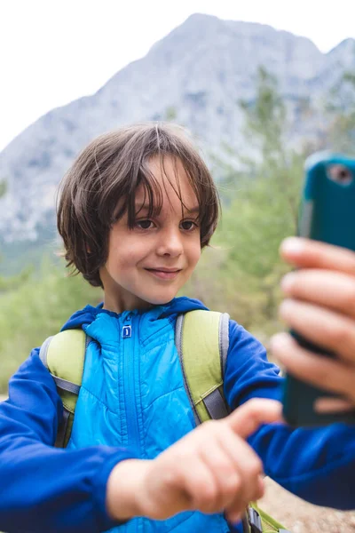 Pojke Med Ryggsäck Gör Selfie Smartphone Bakgrund Vackra Berg Barn — Stockfoto