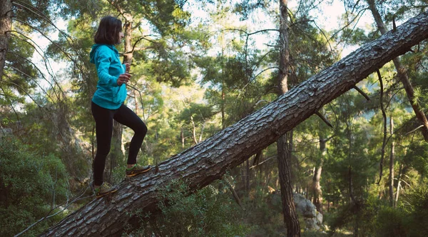 Una Mujer Camina Por Tronco Árbol Caído Bosque Chica Atrapa — Foto de Stock