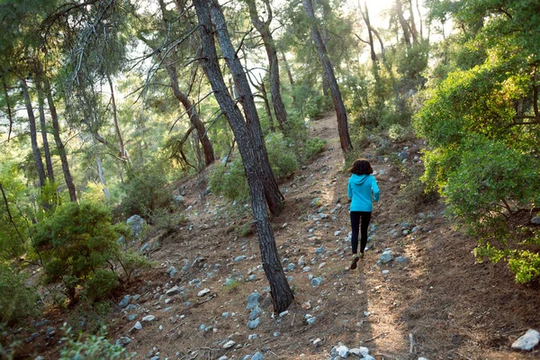 Kobieta Biegnie Szlakiem Górskim Biegacz Trenuje Lesie Dziewczyna Biegająca Parku — Zdjęcie stockowe