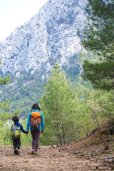 Una Mujer Con Una Mochila Lleva Niño Mano Largo Sendero — Foto de Stock