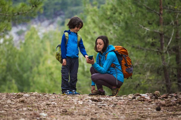 Mama Arată Copilului Cum Folosească Smartphone Pentru Localiza Pădure Băiatul — Fotografie, imagine de stoc